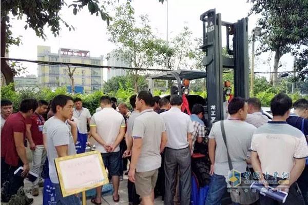 云內攜手龍工T3叉車經銷商培訓會 產品體驗環(huán)節(jié)現(xiàn)場