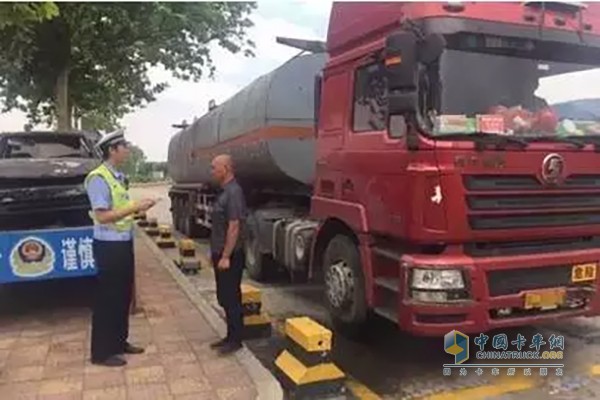 交警正在嚴(yán)格檢查危貨運輸