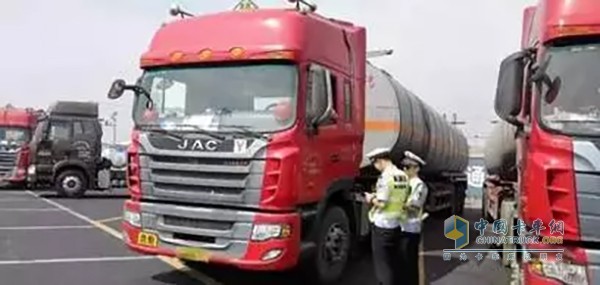 交警部門對危貨車輛設(shè)卡檢查