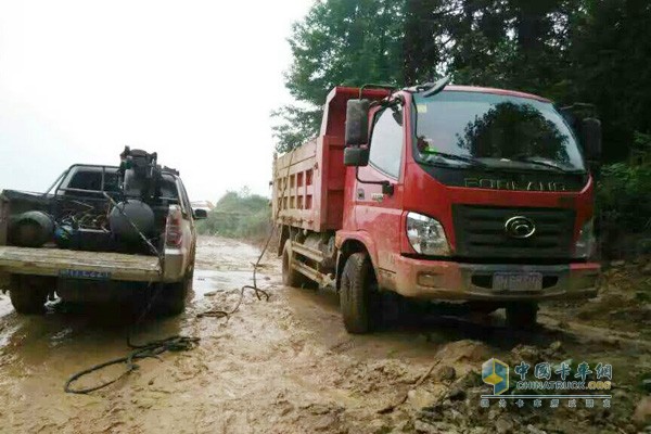 工作人員為客戶維修車(chē)輛