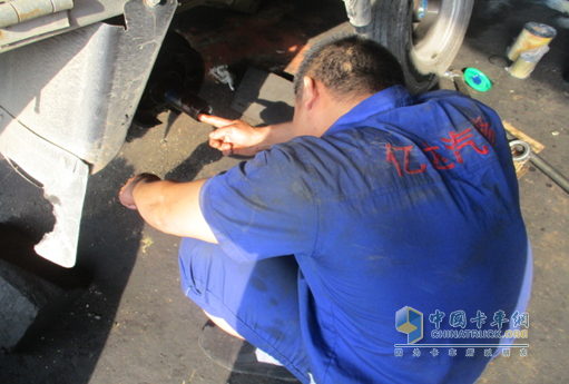 時代汽車服務(wù)站人員為客戶維修車輛