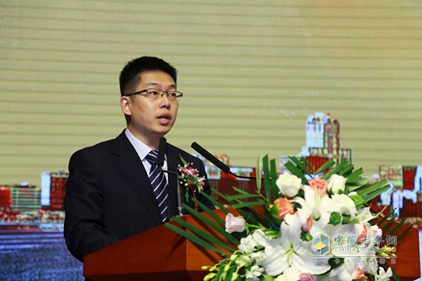中國人民財產(chǎn)保險股份有限公司湖北省分公司責(zé)任險事業(yè)部總經(jīng)理丁瑞先生講話
