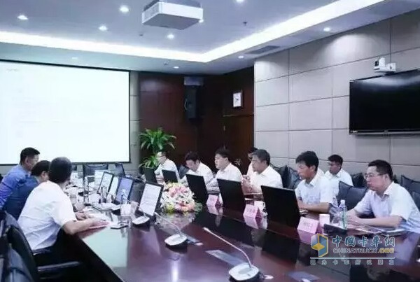 福田汽車集團與中石化重型起重運輸工程有限責(zé)任公司合作會議