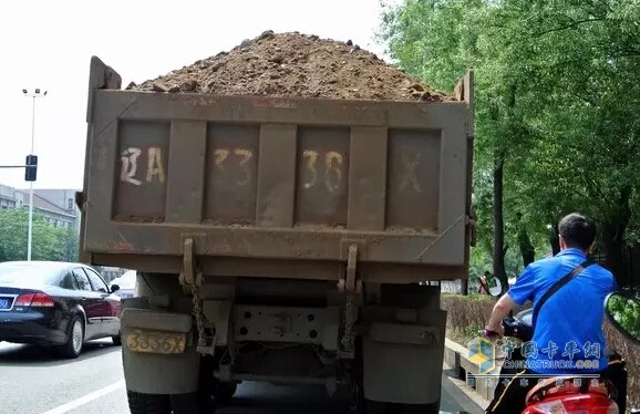 滿載的大貨車：嚴(yán)重遺撒，盲區(qū)很大