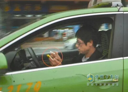 行駛軌跡有問題的車：開車都有問題了，你還跟?