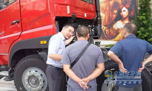 中國重汽斯太爾品系部總經(jīng)理（孫東立）現(xiàn)場為客戶介紹車輛