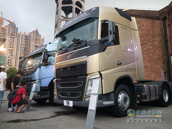 沃爾沃卡車節(jié)油先鋒總決賽頒獎活動現(xiàn)場停放的產(chǎn)品