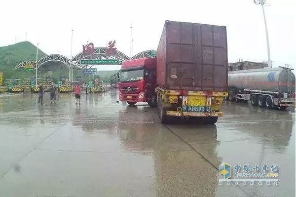 高速民警在舊關(guān)收費站出口執(zhí)勤時，聽見一聲急剎車聲，遠遠看見入口廣場一輛半掛車停在廣場中央，等民警趕到現(xiàn)場查看時，才發(fā)現(xiàn)這輛半掛車的車頭已經(jīng)折回去了，無法動彈。
