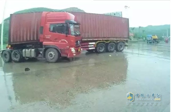 民警詢問司機得知，原來司機踩了急剎車，因為車速過快，眼看快進收費匝道了，一腳急剎車踩下去車頭就折回去了，來了個180度大轉(zhuǎn)彎。