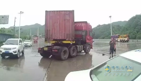 民警對其教育道，在進入收費廣場前就應(yīng)該看到有減速提示標(biāo)志，而且還是下雨天更應(yīng)該萬分小心，提前采取措施，千萬不可疏忽大意。