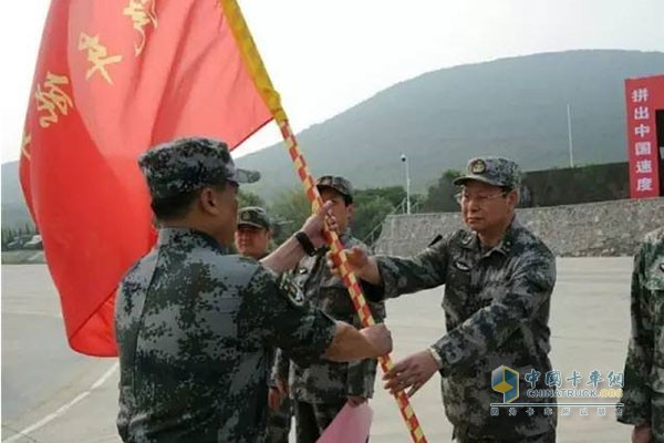 首長(zhǎng)親自授旗，勇士再赴征程！