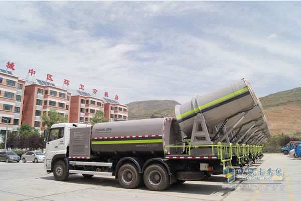 　中聯(lián)重科多功能抑塵車將為高原城市送去一片清爽、潤澤