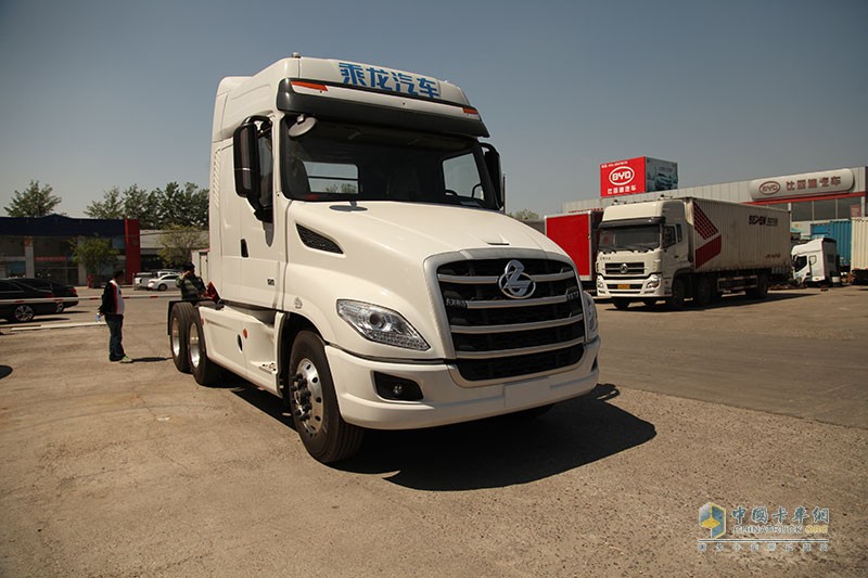 東風柳汽 乘龍T7  6X4 牽引車45度角