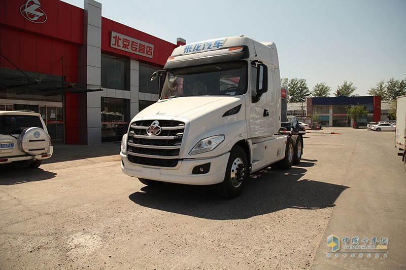 東風柳汽 乘龍T7  6X4 牽引車側面照