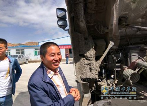 聯(lián)合卡車首屆技能比武大賽冠軍，剛查順捷服務(wù)站朱兵站長在與學(xué)員分享經(jīng)驗