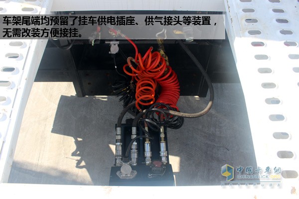 車架尾端均預留了掛車供電插座、供氣接頭等裝置，無需改裝方便接掛。變速箱出廠標配相應規(guī)格取力器，避免二次拆裝。