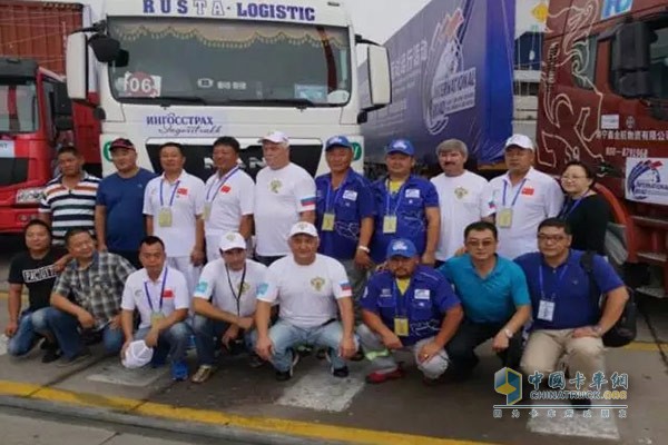 18日出發(fā)前，中蒙俄三方車隊駕駛員與服務(wù)保障人員代表合影