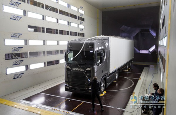 全新卡車(chē)立即在斯堪尼亞位于南泰利耶的總裝廠開(kāi)始投產(chǎn)