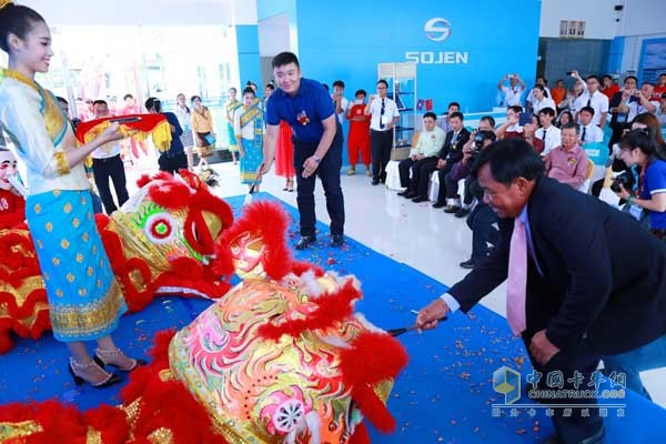 鉑駿產(chǎn)業(yè)總裁馬李斌為舞獅點睛，宣告SOJEN汽車萬象4S店開業(yè)