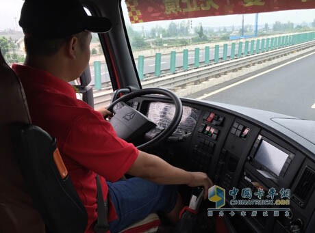 首次駕駛曼技術(shù)T7，伍軍對(duì)車(chē)輛換擋便捷性很滿意