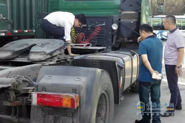 可蘭素工作人員進行售后服務(wù)
