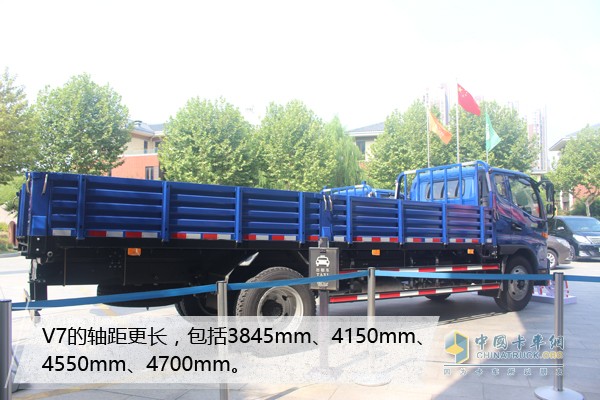 駿鈴V7作為該系列中的寬體長(zhǎng)軸距車型，他和V6都屬于寬體，但V7的軸距更長(zhǎng)