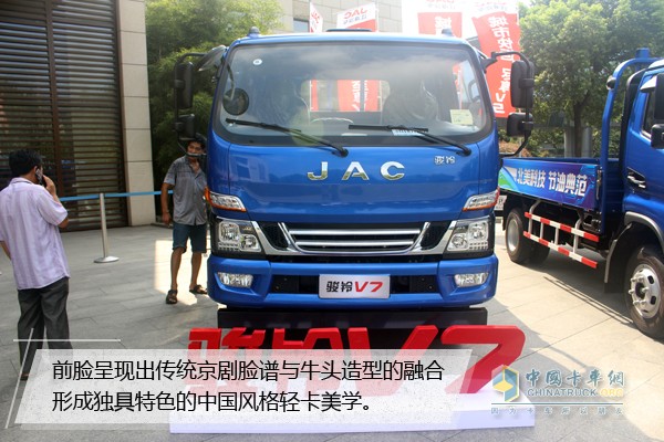 前臉呈現(xiàn)出傳統(tǒng)京劇臉譜與牛頭造型的融合形成獨(dú)具特色的中國(guó)風(fēng)格輕卡美學(xué)，賦予其高顏值外觀和獨(dú)特個(gè)性魅力。