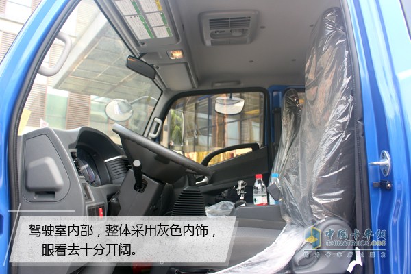 　駕駛室內(nèi)部，整體采用灰色內(nèi)飾，整體看起來(lái)十分開(kāi)闊。