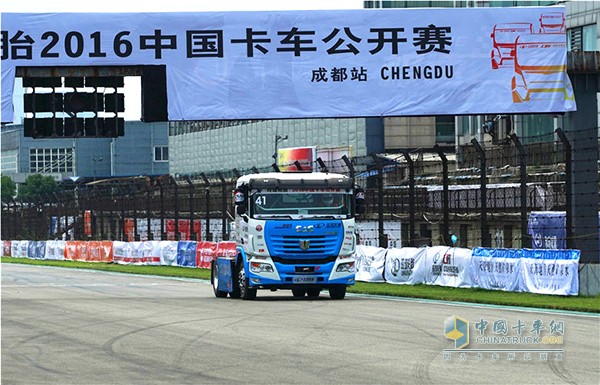成都站比賽中，作為第一次參加中國(guó)卡車公開賽的聯(lián)合卡車，在國(guó)外頂級(jí)賽車的夾擊下，依然沖出重圍，戰(zhàn)勝了眾多其他廠商的卡車，一度成為焦點(diǎn)。
