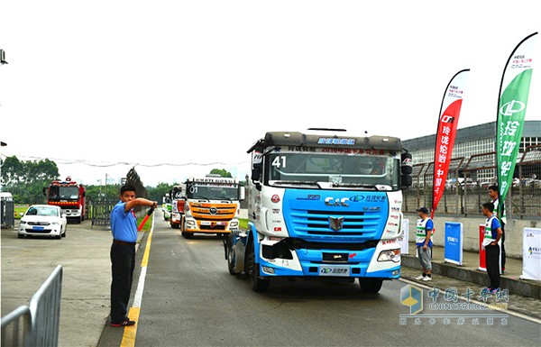 作為一款量產(chǎn)的車型，想要挑戰(zhàn)經(jīng)過專業(yè)改裝的賽車難度很大，但是為了能在比賽中有亮眼的操作，聯(lián)合卡車服務(wù)保障團(tuán)隊(duì)夜以繼日