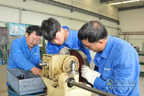 老帶新，師徒齊心完成工作