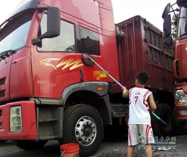 當(dāng)我們的愛車表面落滿灰塵的時(shí)候，直接拿毛巾擦車，尤其是拿干毛巾擦車，和用砂紙擦車差不多，因?yàn)榛覊m此時(shí)充當(dāng)了砂粒，很容易劃傷車漆表面。
