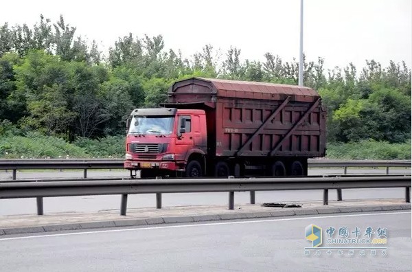 應(yīng)注意無論是到洗車場洗車還是自己動手，都要等愛車發(fā)動機(jī)徹底冷卻下來以后進(jìn)行清洗。尤其在夏季，不要在強(qiáng)烈的陽光下清洗愛車。