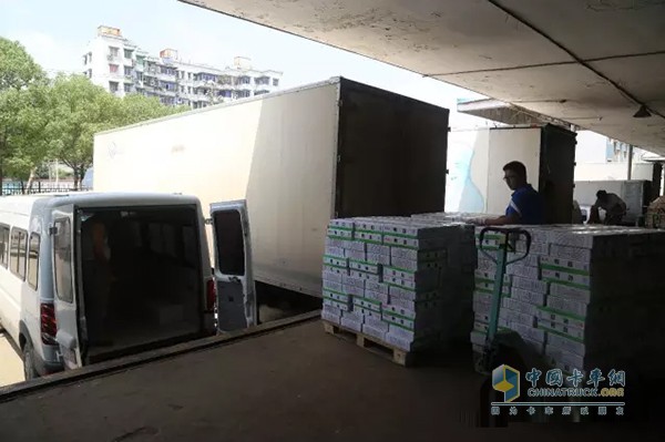 對冷凍貨用不通風(fēng)包裝箱，對生鮮貨用側(cè)壁通風(fēng)的包裝箱。包裝箱必須是抗壓的。