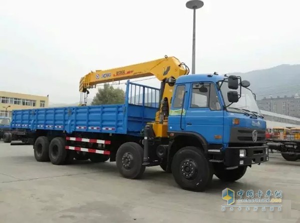 當(dāng)隨車吊在郊外行駛遇到底盤機件損壞時，針對不同故障情況，可以利用以下急救方法將車開到有修車條件的地方。