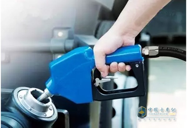 車用尿素溶液就是濃度穩(wěn)定的尿素溶液(由32.5%高純尿素和67.5%的去離子水組成)，用于還原汽車燃燒后尾氣中的氮氧化合物。