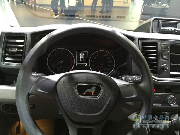 TGE將方向盤后方的商用車操作區(qū)域設(shè)計(jì)為生活空間。眾多精心設(shè)計(jì)的儲(chǔ)物格架能方便駕駛員的日常工作。