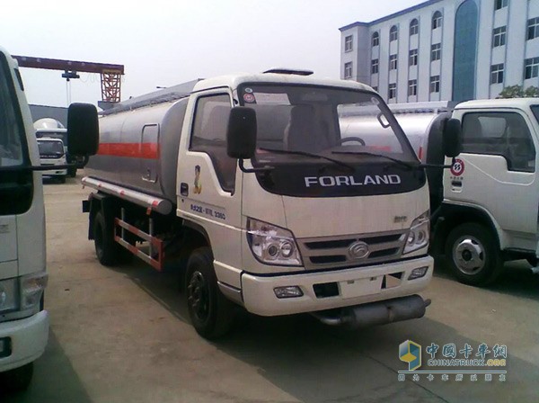 加油車能夠?qū)崿F(xiàn)移動(dòng)加油，即使在野外加油不便的情況下也能夠滿足車輛或者設(shè)備的用油需求。