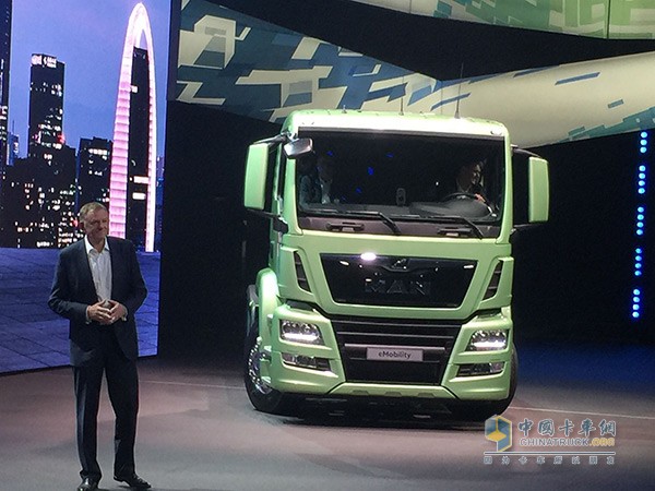可載重18噸的純電動(dòng)TGS 4X2 BLS-TS半掛牽引車完美亮相給出了德國(guó)曼恩面對(duì)環(huán)境變化的解決方案。