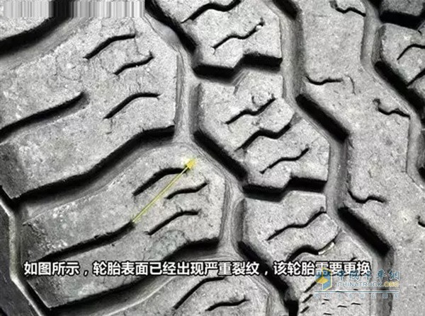 觀察輪胎胎面以及胎壁上的紋路，如果普遍出現(xiàn)裂紋則表明輪胎已經(jīng)老化嚴重。