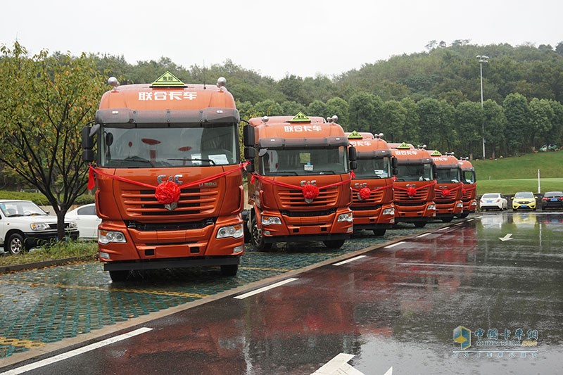 聯(lián)合卡車?；奉I(lǐng)域綻華彩 獲寶華物流批量采購(gòu)40臺(tái)車