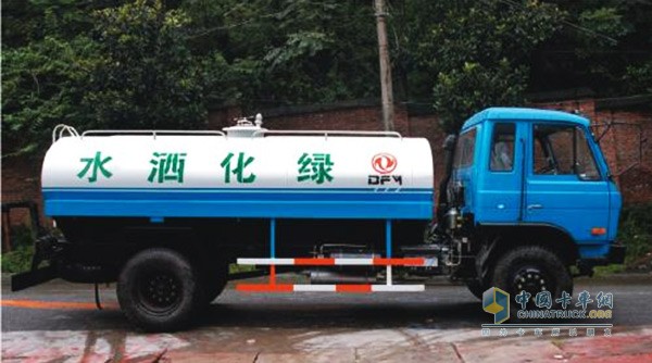 對(duì)于多功能灑水車來說，就是維持多功能綠化灑水車引擎生命的血液，機(jī)油能夠潤(rùn)滑、冷卻多功能綠化灑水車引擎的組件。