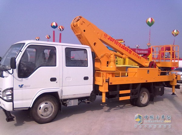 進(jìn)口高空作業(yè)車能否正常的作業(yè)運轉(zhuǎn)和其發(fā)動機(jī)是有著密切聯(lián)系的，甚至可以說發(fā)動機(jī)性能的好壞將直接決定著高空作業(yè)車能否正常運行的關(guān)鍵，所以人們在注重高空作業(yè)車保養(yǎng)的時候一定要注意發(fā)動機(jī)的保養(yǎng)。