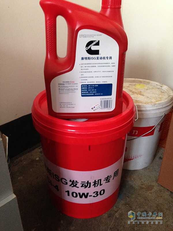 康明斯船機(jī)，康明斯ISF輕型發(fā)動(dòng)機(jī)，康明斯ISG重型發(fā)動(dòng)機(jī)，兜兜轉(zhuǎn)轉(zhuǎn)，張科偉10年間做過(guò)不同的行業(yè)，用過(guò)不同的設(shè)備，可唯一不變的是：人生的這10年，康明斯陪伴依舊。