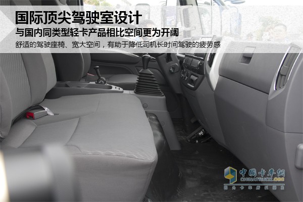 親身體驗(yàn)奧鈴CTS的駕駛室。轎車駕駛室格局讓人眼前一亮，寬大的駕駛空間不會讓人產(chǎn)生緊繃感，全新造型的駕駛室整體加高3cm，寬大的空間，開闊的視野，而且車門開度達(dá)90o，上下駕駛室輕松自如。