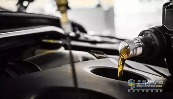 機油被稱為發(fā)動機的“血液”，足見其重要性。通用機油夏冬可以通用;而普通機油就要分冬季用油和夏季用油，需及時更換。