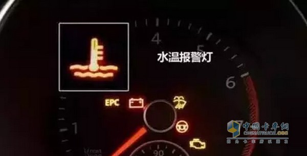 水溫報(bào)警，一般分兩個(gè)情況。一個(gè)是溫度過(guò)低，即指示燈是藍(lán)色的，紅色代表溫度過(guò)高。當(dāng)然，有些車是以燈的亮度來(lái)辨識(shí)防凍液等液體情況的。