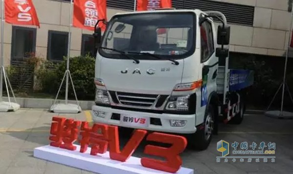 8月江淮駿鈴國五新品全系在無錫上市時(shí)，大批當(dāng)?shù)丶爸苓叺貐^(qū)輕卡用戶前來看車，其中不乏江淮輕卡的老用戶，可見大家都駿鈴的品質(zhì)所征服。