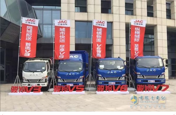 8月江淮駿鈴國五新品全系在無錫上市時(shí)，大批當(dāng)?shù)丶爸苓叺貐^(qū)輕卡用戶前來看車，其中不乏江淮輕卡的老用戶，可見大家都駿鈴的品質(zhì)所征服。