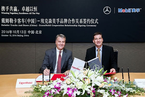 戴姆勒卡客車(中國)有限公司總裁兼首席執(zhí)行官高海納博士(Dr. Rainer Gaertner)(右)與?？松梨谌驊?zhàn)略客戶銷售總裁Tim Hinchman先生(左)在簽約儀式上合影